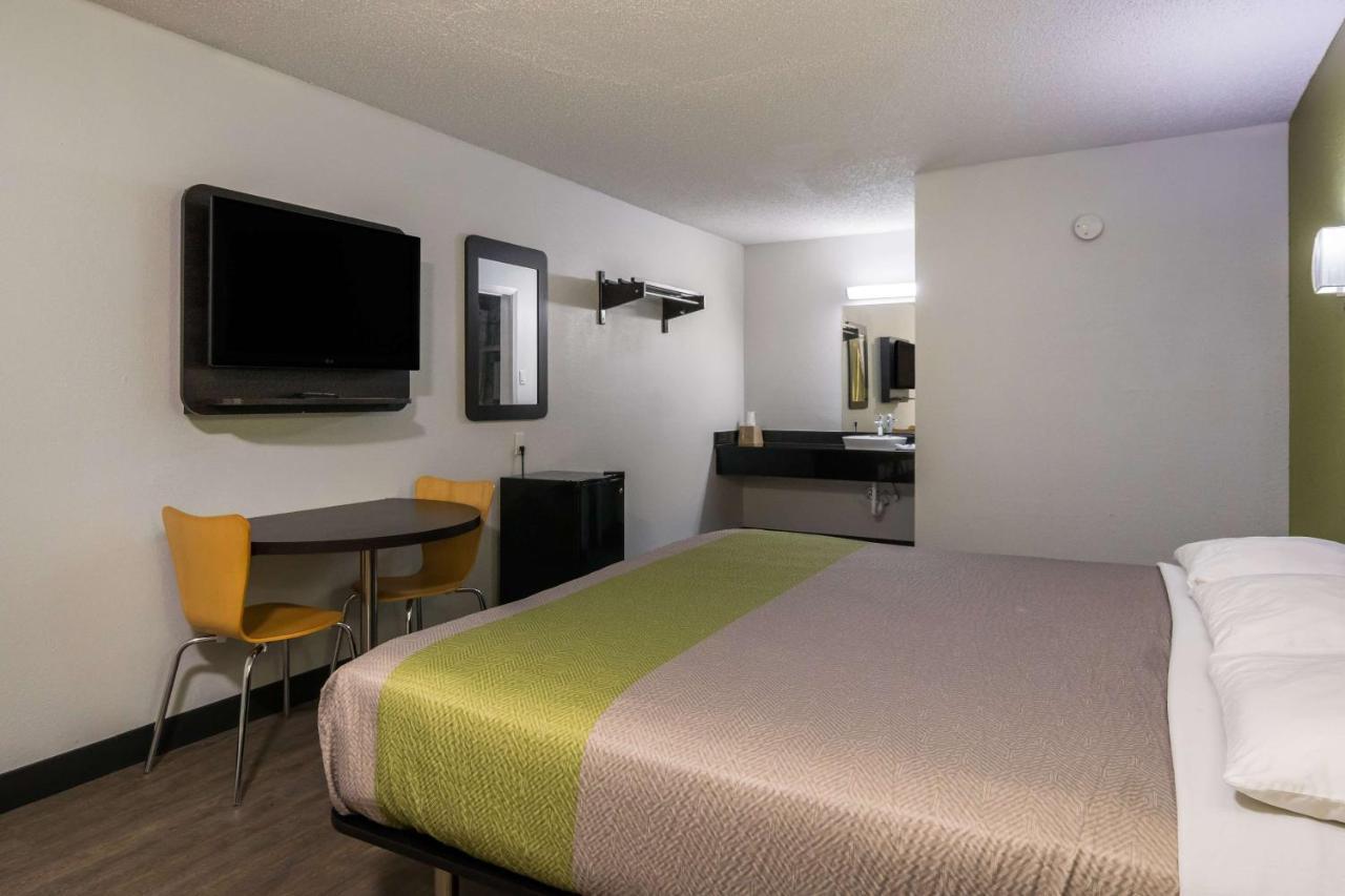 Motel 6 Irving - Loop 12 Eksteriør billede